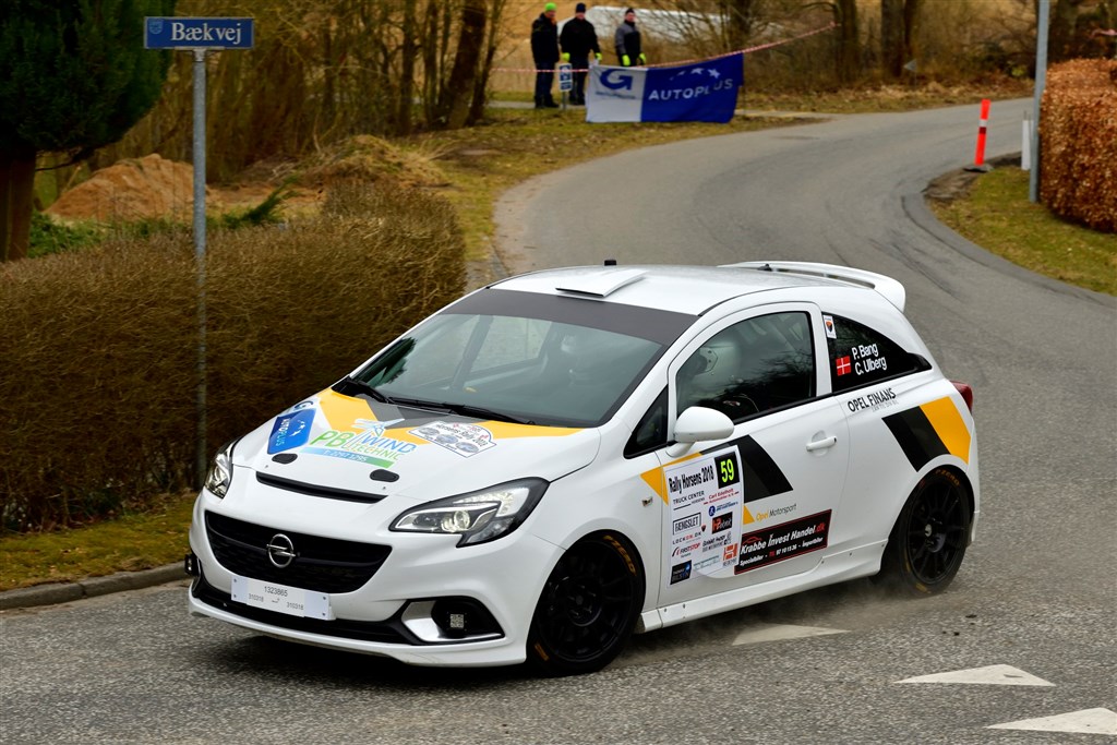 Sune Vallentin, Holbæk, og Peter Egholm, Kirke Hyllinge, suser gennem landsbyen Lundum nordvest for Horsens i deres Opel Corsa OPC på vej mod andenpladsen i cup'en
(Foto: Michael Eisenberg)